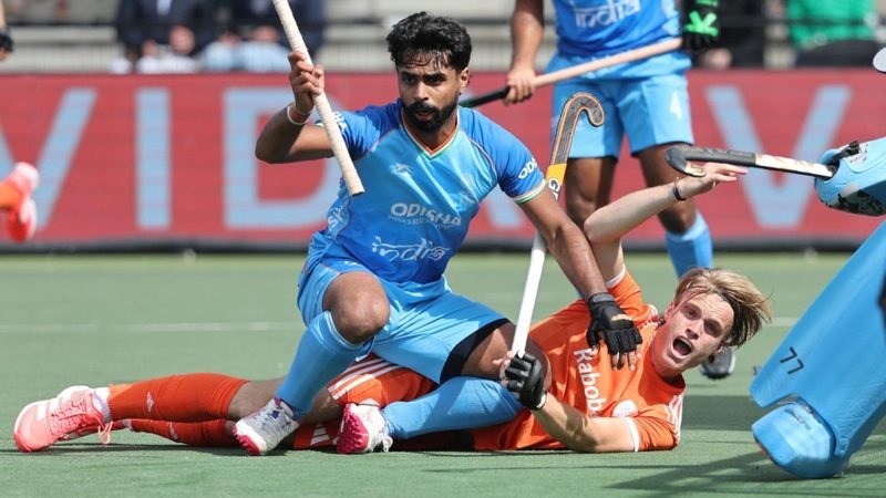 3q9zqtanjf-1 3q9zqtanjf 1 - FIH: Home joy as English and Dutch men triumph in gripping contests - England’s men delighted the home crowd in London with a crucial victory over Australia as the FIH Hockey Pro League action continued across three venues on Sunday.
